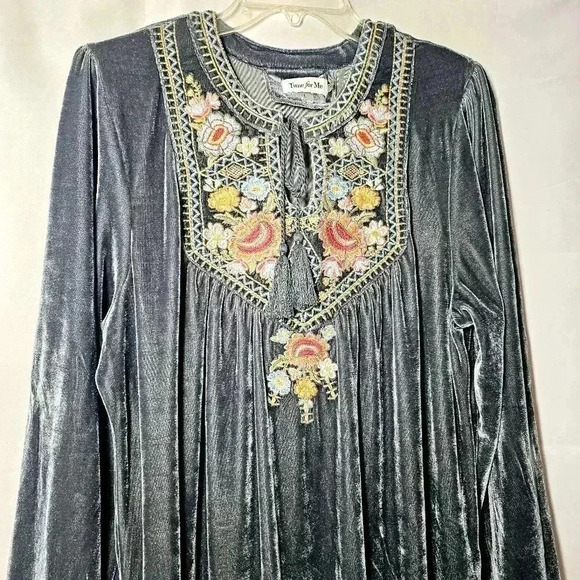 🛑 Time For Me Womens Blue Embroidered Pleated Boho Poly Stretch Velvety Top L - Picture 5 of 10